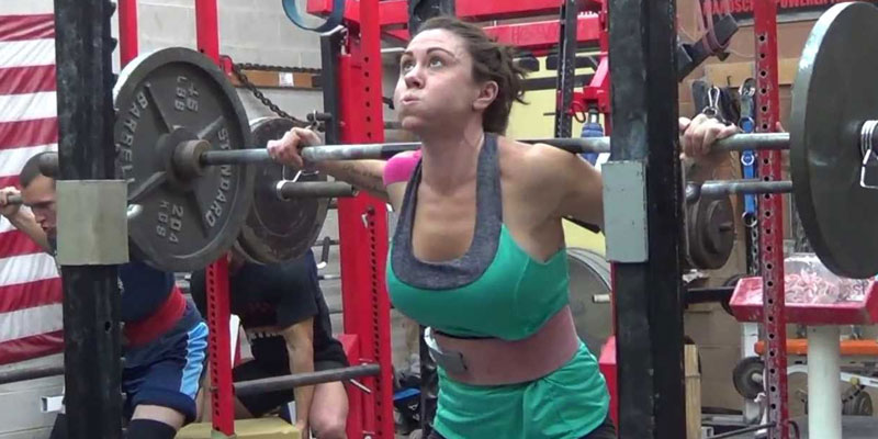 Powerlifting-woman-squat